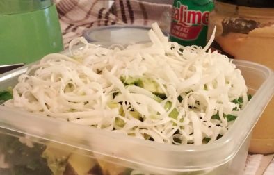Salade de kale à la mexicaine avec vinaigrette crémeuse à l'avocat - Auboutdelalangue.com