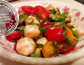 Salade d'avocats, tomates et boccocinis, vinaigrette balsamique et miel - Auboutdelalangue.com