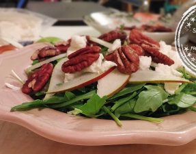 Salade de roquette aux poires, pacanes et fromage de chèvre - Auboutdelalangue.com