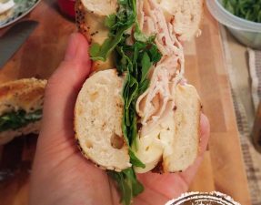 bagel-au-fromage-brie-pommes-et-dinde-auboutdelalangue-com