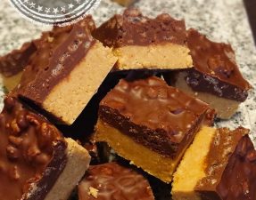 Carrés décadents au chocolat et au beurre d'arachide sans cuisson - Auboutdelalangue.com