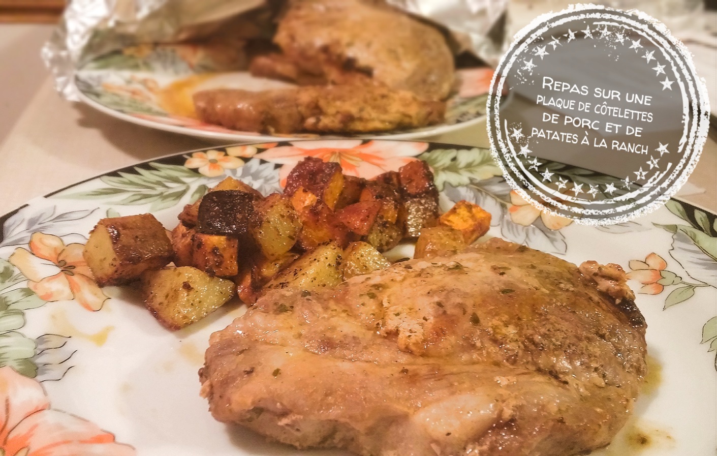 Repas sur une plaque de côtelettes de porc et patates à la ranch - Auboutdelalangue.com