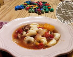Soupe à la mijoteuse aux tortellinis, à la courge et à la saucisse - Auboutdelalangue.com