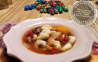 Soupe à la mijoteuse aux tortellinis, à la courge et à la saucisse - Auboutdelalangue.com