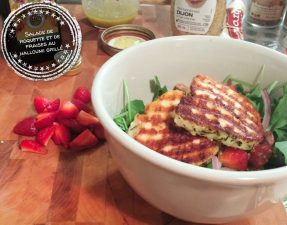 Salade de roquette et de fraises au halloumi grillé - Auboutdelalangue.com